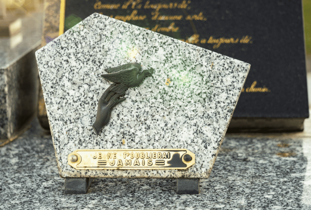 peut on enlever une plaque funeraire tombe