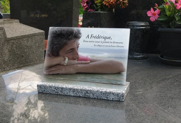 Plaque en verre sur socle en Granite Gris du Tarn