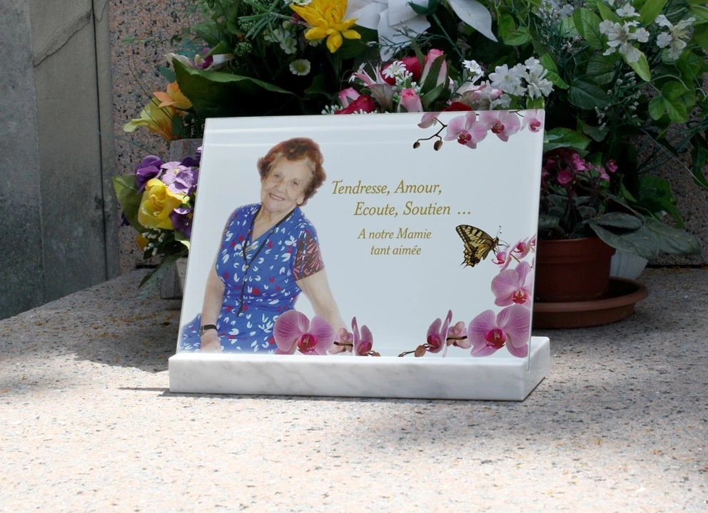 Plaque en verre sur socle en Marbre