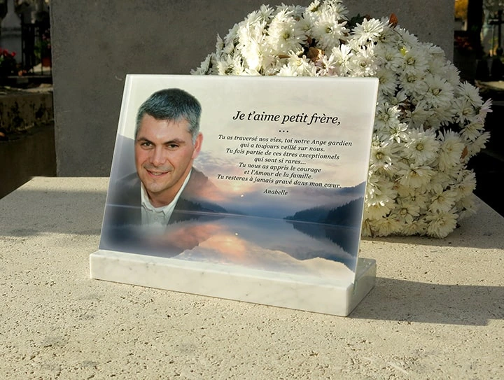 Plaque funéraire personnalisée en verre sur socle en Marbre