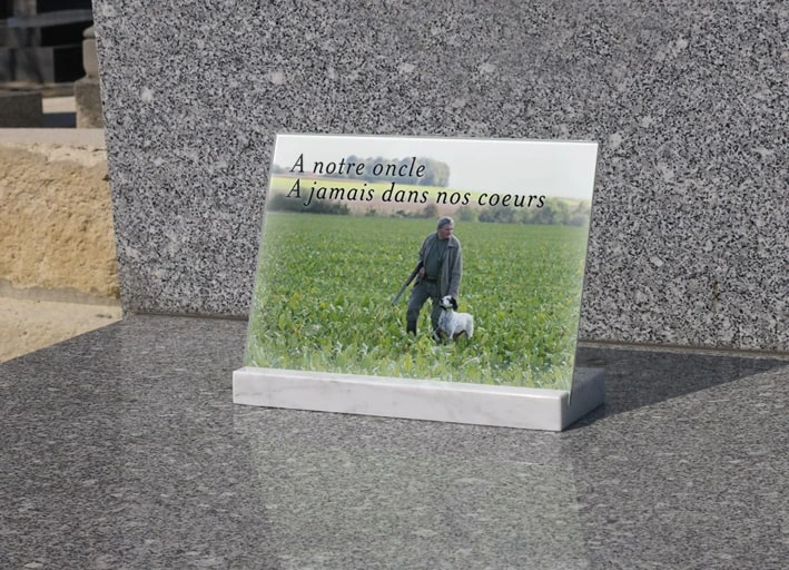 Plaque funéraire personnalisée en verre sur socle en Marbre