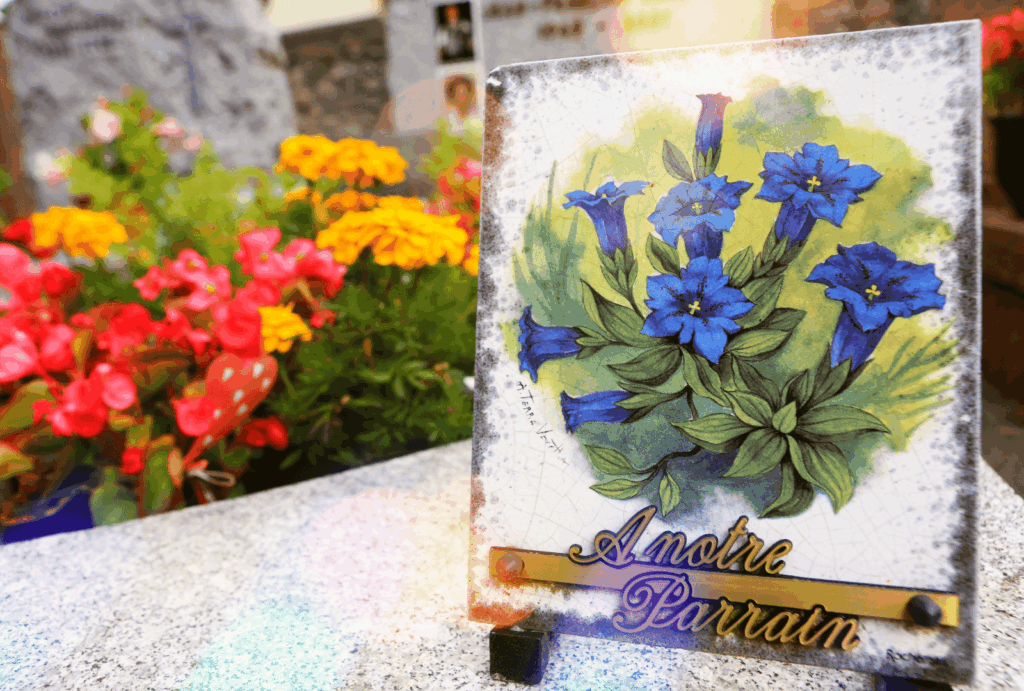 Comment s’appellent les plaques sur les tombes ?