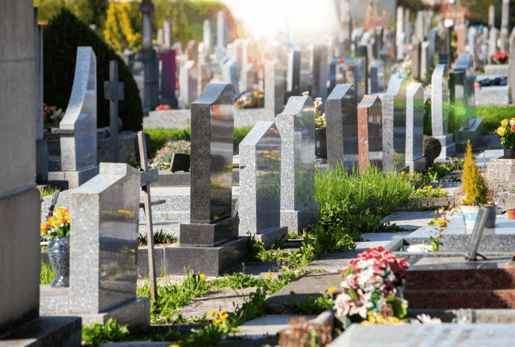 Comment s’appellent les plaques sur les tombes ?