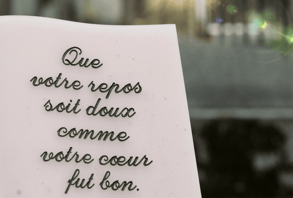 Quelle phrase graver sur une plaque funéraire ?